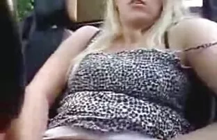 XXX Per il vero amante del porno, una bella ragazza che pratica nonni hard yoga in riva al mare