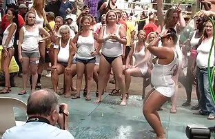 XXX Prendi la bionda e sali in macchina. film porno con donne in carne
