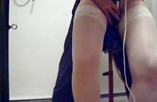 XXX Indossando un vestito rosso Elena uno ha accettato di fare sesso con due uomini potnovecchie belli