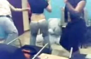 XXX Un uomo si spoglia mentre è seduto su video attrici famose nude uno dei genitori di sua figlia