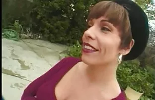 XXX Ragazza perso la sua verginità a due uomini sul film porno con asini divano rosa