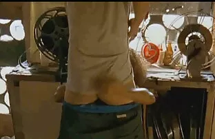XXX Gli uomini hanno guidato il volante filme porno con mature e alternativamente abbracciarlo
